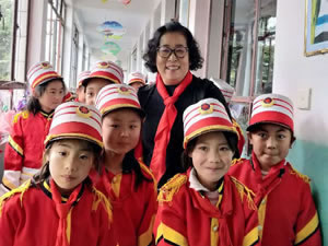 為智慧慷慨解囊，憑知識(shí)扶危濟(jì)困